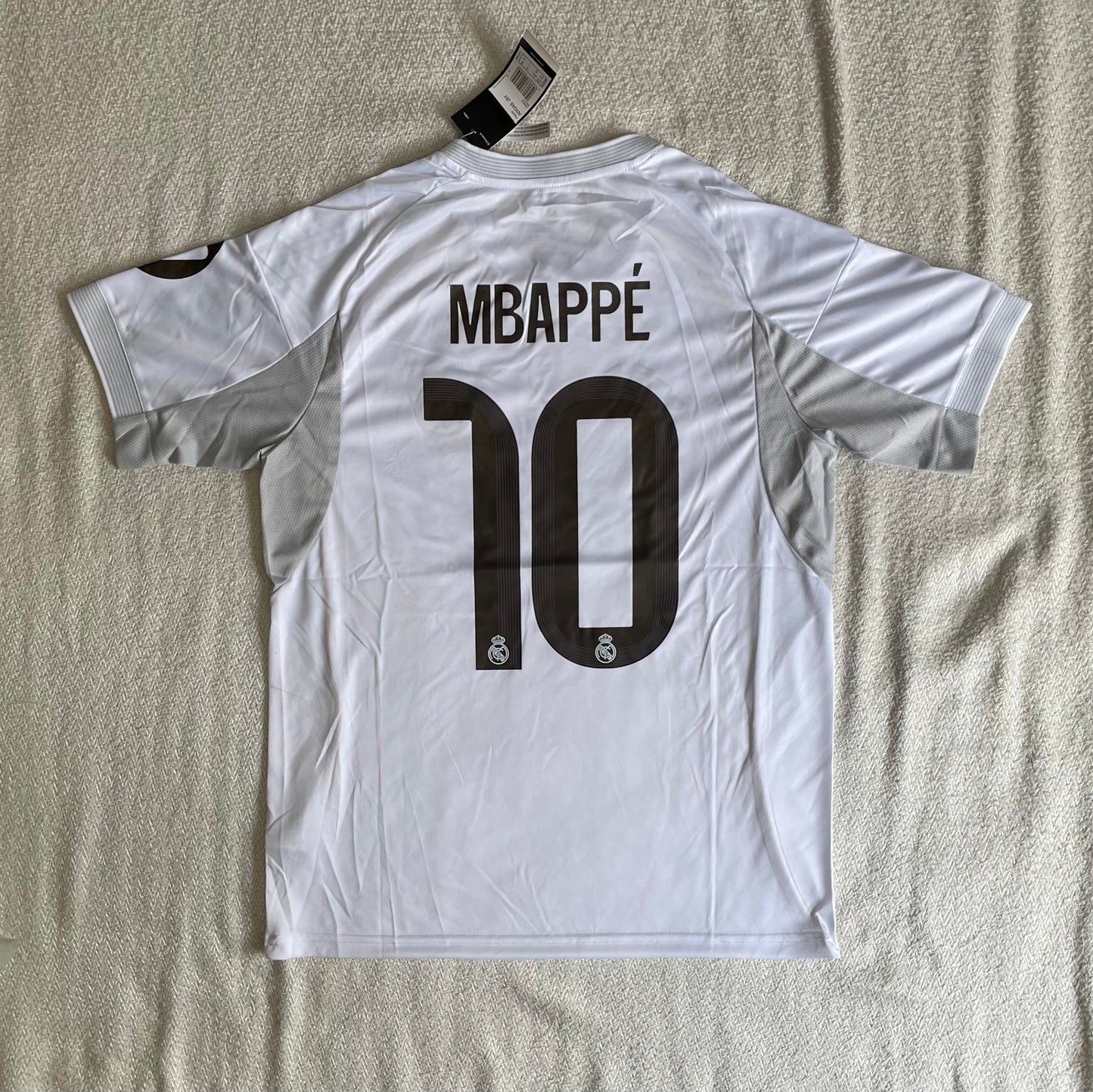 Real Madrid Local 25/26 versión fan